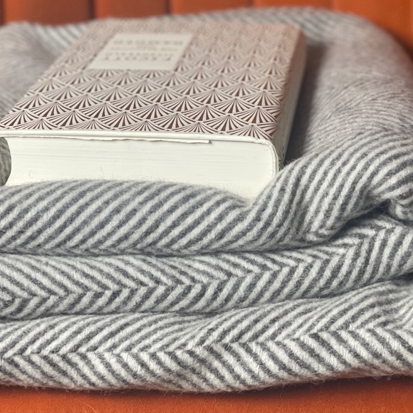100% Wool Grey and Ivory Soft Herringbone Throw Blanket 53"x69" - Picture 10 of 12